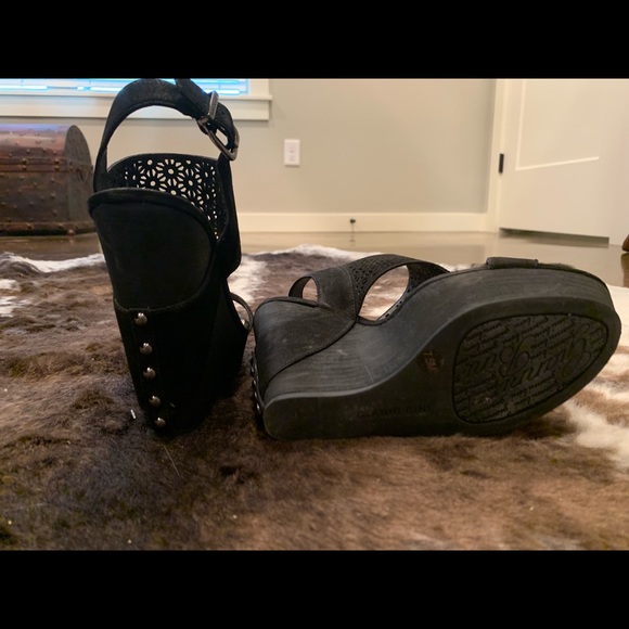 GB Suede Black Wedges - Picture 2 of 3